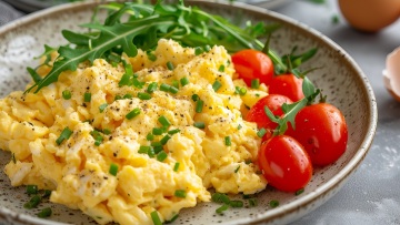 Αυτά είναι τα 5 κόλπα των σεφ για τέλεια αυγά scrambled ή τηγανητά