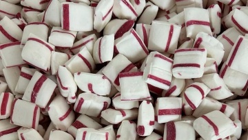 (Ξανά) βουτάμε το χέρι στο βάζο και τρώμε 10 vintage καραμέλες