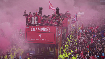 Λίβερπουλ: «Κάηκε» η πόλη στην παρέλαση για την κατάκτηση της Premier League - Δείτε βίντεο
