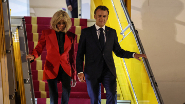 Όλα όσα έχουν γραφτεί για την Μπριζίτ Μακρόν: Από το «είναι άνδρας» μέχρι τα «κρυφά παιδιά του Εμανουέλ»