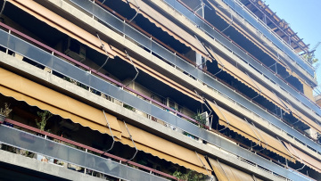 Πέθανε το 7χρονο κοριτσάκι που πέρασε μέσα από τζαμαρία σε σπίτι στην Καλλιθέα