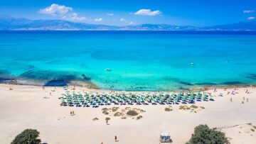 Ένα ελληνικό νησί-μινιατούρα με θαλασσόκεδρους, απολιθωμένα κοχύλια και εξωτικά νερά
