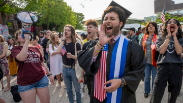 «Τραμπ είσαι προδότης»: Φοιτητές του Χάρβαρντ διαδηλώνουν ενώ παγώνει η εξέταση βίζας για ξένους φοιτητές