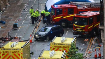 Το αίνιγμα του Λίβερπουλ: «Οικογενειάρχης με τρία παιδιά και μονοκατοικία 300.000 λιρών» ο 53χρονος που παρέσυρε πλήθος οπαδών - Αναζητούν ακόμα τα αίτια