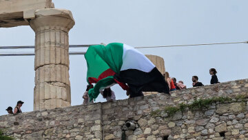 Ακρόπολη: 15 προσαγωγές μελών της Νέας Αριστεράς που ύψωσαν την σημαία της Παλαιστίνης - Δείτε εικόνες