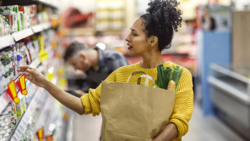Ποιες είναι οι 10 τροφές που δεν πρέπει να αγοράζουμε σύμφωνα με τους ειδικούς
