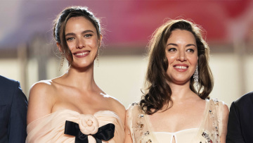 Φεστιβάλ των Καννών: Όταν η Μάργκαρετ Κουάλεϊ «θώπευσε» τα οπίσθια της Όμπρεϊ Πλάζα - Δείτε το viral βίντεο