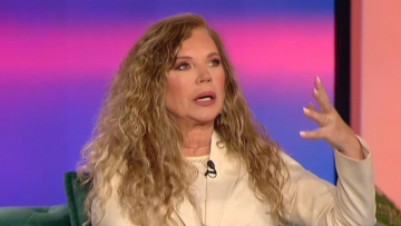 Ελένη Δήμου: Όταν τραγουδώ, σκέφτομαι αγαπημένα μου πρόσωπα που έχουν φύγει και τα αισθάνομαι κοντά μου