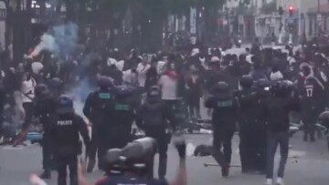 Παρί: Η ομάδα τους αγωνίζεται στον τελικό του Champions League στο Μόναχο, αλλά εκείνοι έπαιζαν ξύλο έξω από το «Παρκ Ντε Πρενς» - Βίντεο