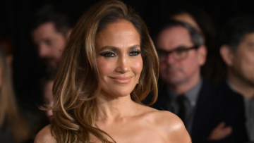 Τζένιφερ Λόπεζ: Δεν ψάχνω για άντρα, ξεκαθάρισε μετά το σχόλιο για την προσωπική της ζωή στα American Music Awards