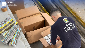 Στη φάκα της ΑΑΔΕ 2,5 εκατ. λαθραία τσιγάρα στους Κήπους - Τα μετέφεραν με τη «μέθοδο της τάπας»
