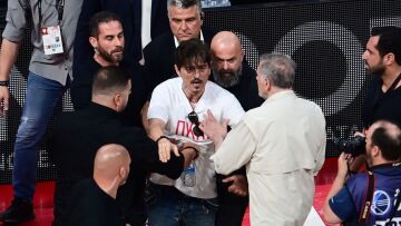 Μεγάλη ένταση με Γιαννακόπουλο στο ΣΕΦ - Αποχώρησε από το γήπεδο - Παρά λίγο να συλληφθεί 