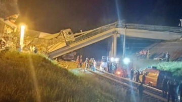 Βίντεο: Κατέρρευσε γέφυρα στο Μπριανσκ της Ρωσίας και φορτηγό έπεσε πάνω σε τρένο - Τουλάχιστον 7 νεκροί και 30 τραυματίες