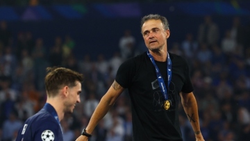 Λουίς Ενρίκε: Τι έγραφε η μπλούζα που φόρεσε μετά την κατάκτηση του Champions League - Αφιερωμένη στη μνήμη της κόρης του