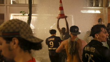 «Βάρβαροι κατέκλυσαν τους δρόμους του Παρισιού»: Οργή στη Γαλλία για τον υπουργό Εσωτερικών - Τον κατηγορούν για ρητορική μίσους