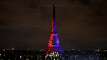 Στα χρώματα της Παρί φωταγωγήθηκε ο Πύργος του Άιφελ - Δείτε βίντεο και φωτογραφίες