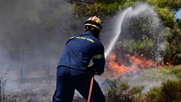 Μάχη με τις φλόγες στον Όλυμπο: Πυρκαγιά υπό έλεγχο σε δασική περιοχή κοντά στην Κορομηλιά