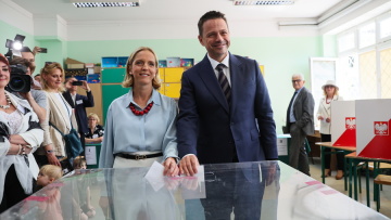 Οριακή νίκη για τον φιλοευρωπαίο Τρασκόφσκι δίνουν τα exit poll των προεδρικών εκλογών στην Πολωνία
