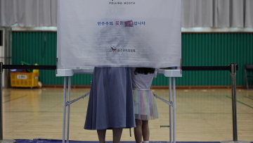 Οι Νοτιοκορεάτες εκλέγουν νέο πρόεδρο μετά το χάος που προκάλεσε η απόπειρα επιβολής στρατιωτικού νόμου