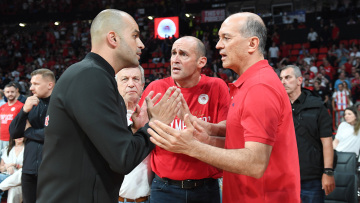 Ολυμπιακός: «Θέλουμε να συνεχιστεί το πρωτάθλημα, αρνούμαστε να καθίσουμε στο ίδιο τραπέζι με τον υβριστή και παραβάτη Δ. Γιαννακόπουλο»