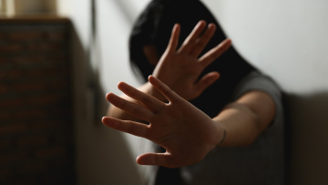 Εφιάλτης για 17χρονη στη Βρετανία: Αφγανός την προσέγγισε μέσω εφαρμογής και μαζί με ομοεθνείς του τη βίασαν κατ' εξακολούθηση 