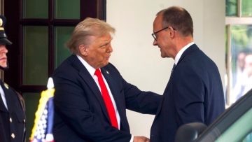 Τραμπ: Εξετάζεται μείωση των αμερικανικών στρατευμάτων στη Γερμανία 