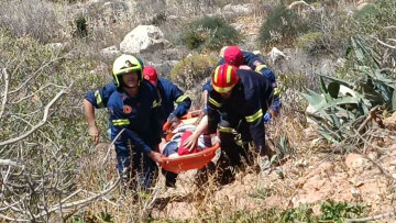 Αυτοκίνητο έπεσε στον γκρεμό στα Λιμανάκια Βουλιαγμένης - Απεγκλωβίστηκαν δύο άτομα, δείτε φωτογραφίες