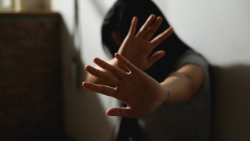 Τα έσπασε στο μαγαζί της πρώην του και μετά την μήνυσε για ενδοοικογενειακή βία – Καταδικάστηκε άνδρας στη Θεσσαλονίκη