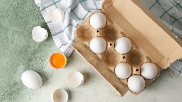 Αυγά: Πώς ξέρουμε αν είναι ακόμη φρέσκα; - Το κόλπο με το ποτήρι
