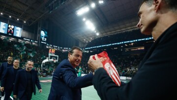 Ο Αταμάν δεν πήρε το λάβαρο του Ολυμπιακού από τα χέρια του Μπαρτζώκα - Δείτε βίντεο