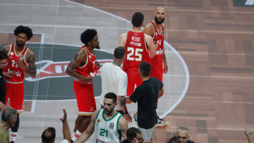 Παναθηναϊκός-Ολυμπιακός: Άσεμνη χειρονομία του Φουρνιέ στους οπαδούς του Παναθηναϊκού και αποβολή του Γάλλου
