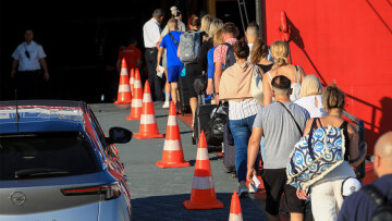 Έξοδος Αγίου Πνεύματος: Φεύγουν για το τριήμερο οι Αθηναίοι, γεμάτα τα πλοία με προορισμό την Πάρο και τη Νάξο - Καλός ο καιρός 