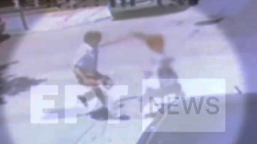 Βίντεο: Άγρια επίθεση σε ηλικιωμένη από 37χρονο στα Εξάρχεια, την κλώτσησε και την έβρισε