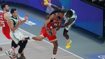 Ολυμπιακός για Ναν: Ο άνθρωπος που έκανε κ@@@δάχτυλο μέσα στο ΣΕΦ, χτυπούσε ύπουλα τους παίκτες του Ολυμπιακού στο ΟΑΚΑ - Βίντεο 