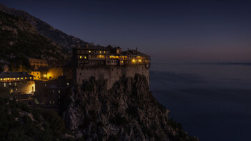 Νύχτα αγωνίας στο Άγιο Όρος μετά τα 5,3 Ρίχτερ - 6ωρες προσευχές και αγρυπνία από μοναχούς στις Μονές - Σε επιφυλακή ΕΜΑΚ και ΕΜΟΔΕ