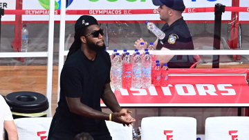 Ολυμπιακός - Παναθηναϊκός: Αποβλήθηκε και αποχώρησε κάνοντας άσεμνη χειρονομία προς τους οπαδούς του Ολυμπιακού ο Λεσόρ 