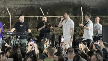 Κωνσταντίνος Αργυρός: Πήγε σε πανηγύρι στην Τήνο και ξεσήκωσε το κοινό τραγουδώντας νησιώτικα - Βίντεο