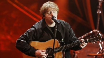 Ο Καπάλντι επιστρέφει στο Γκλάστονμπερι δύο χρόνια μετά την κρίση στη σκηνή του φεστιβάλ λόγω του συνδρόμου Tourette
