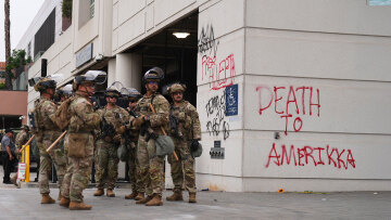 Πεδίο μάχης το Λος Άντζελες: Επί ποδός μέλη της Εθνοφρουράς μετά τις μαζικές διαδηλώσεις κατά των συλλήψεων μεταναστών