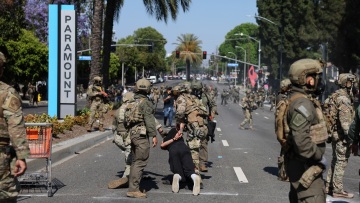 Ο Τραμπ σταμάτησε τις διαδηλώσεις στο Λος Άντζελες με την εθνοφρουρά: «Δεν θα ανεχτούμε τις πορείες της Αριστεράς, ανίκανη η δήμαρχος»