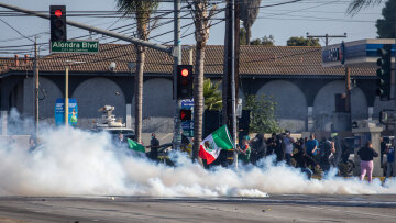 Ταραχές στο Λος Άντζελες: Ο Τραμπ στέλνει 2.000  μέλη της Εθνοφρουράς μετά τις βίαιες διαδηλώσεις για συλλήψεις παράνομων μεταναστών