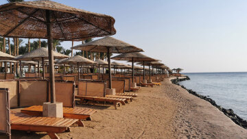 Ξαπλώστρα 320 ευρώ με κράτηση και dress code - Όταν το μπάνιο στην Αττική θυμίζει... Ντουμπάι