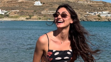 Η Ευαγγελία Πλατανιώτη απολαμβάνει τις βουτιές στην Τήνο - «Πρωταθλήτρια κόσμου σε... όλα» της γράφουν
