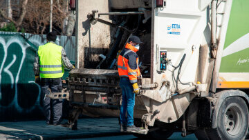 Απορριμματοφόρο μάζευε σκουπίδια στην Κυψέλη και οι επιβάτες ΙΧ βγήκαν και χτύπησαν τον υπάλληλο