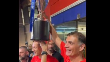 Ολυμπιακός: Αποθέωση για Μπαρτζώκα και Αγγελόπουλους στο πάρκινγκ του ΣΕΦ