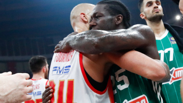 Ολυμπιακός - Παναθηναϊκός: Αγκαλιάστηκαν Φουρνιέ - Ναν μετά το τέλος του αγώνα