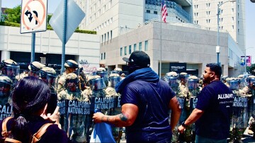 Έκρυθμη κατάσταση στο Λος Άντζελες, η Εθνοφρουρά έριξε χημικά και πλαστικές σφαίρες στους διαδηλωτές - Βίντεο
