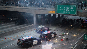 Σκηνές χάους στο Λος Άντζελες: Διαδηλωτές καίνε αυτοκίνητα, η Εθνοφρουρά απαντά με πλαστικές σφαίρες, σε ετοιμότητα 500 πεζοναύτες, δείτε βίντεο