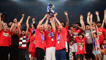 Ολυμπιακός: Γιορτάζει το 15ο πρωτάθλημα μπάσκετ - Η συγκινητική κίνηση του Παπανικολάου, ο ήρωας ΜακΚίσικ και η εξομολόγηση Μπαρτζώκα