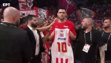 Η κίνηση της βραδιάς από τον Παπανικολάου - Έδωσε την μπλούζα του τραυματία Φαλ στον Μιλουτίνοφ για να τη φορέσει στην απονομή - Βίντεο

